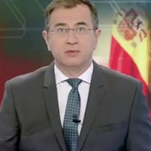 Esto es lo que pasa cuando dejas sin guión al presentador del Telediario de TVE