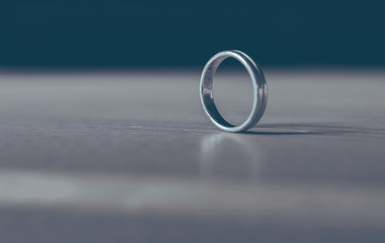 Todo lo que no sabías sobre los anillos de compromiso