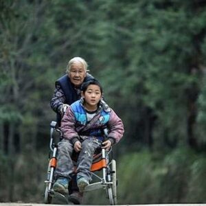 Una abuela recorre 24 km al día para llevar a su nieto discapacitado a la escuela
