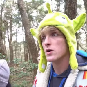Logan Paul se graba riéndose junto a un cadáver en Japón