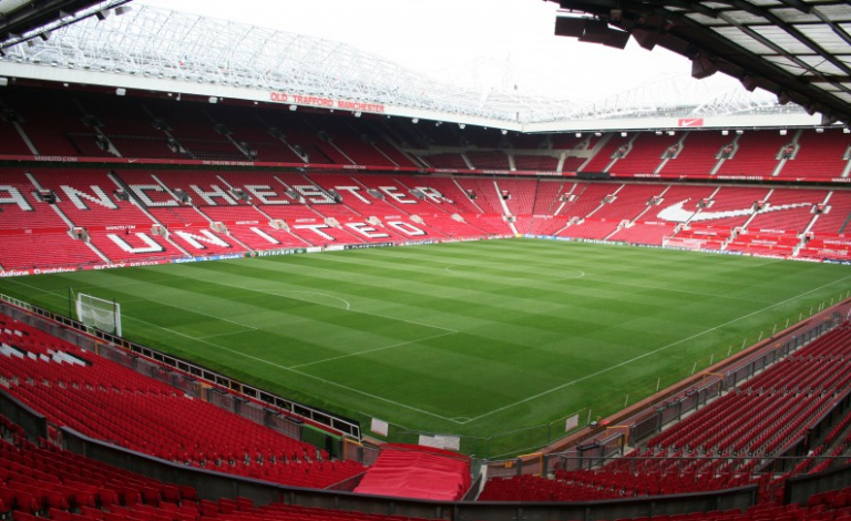 La directiva del Sevilla FC intenta "atracar" a los aficionados del Manchester y acaba haciendo el ridículo