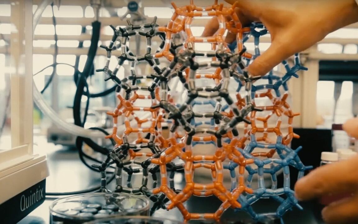 Descubren una sustancia que devora la contaminación y crea agua del aire
