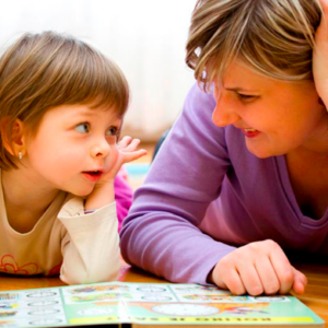 Leer a los niños estimula su desarrollo y afianza el hábito de la lectura