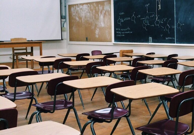 FACUA denuncia que los bancos den lecciones en las aulas