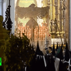 Salida de la Esperanza Macarena en 'la Madrugá' de Sevilla