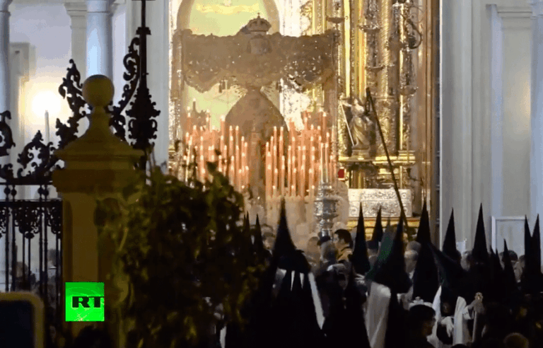 Salida de la Esperanza Macarena en 'la Madrugá' de Sevilla