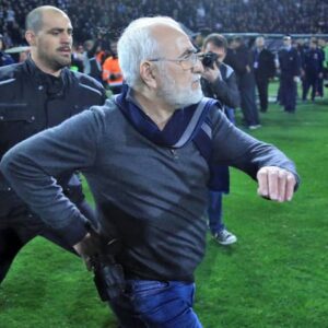 La liga griega suspendida tras saltar un presidente de un club con pistola al césped