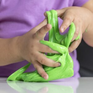 Aumentan las intoxicaciones en niños por la fabricación casera de Slime