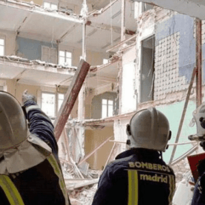 Encuentran el cadáver de uno de los dos obreros sepultados en un edificio madrileño
