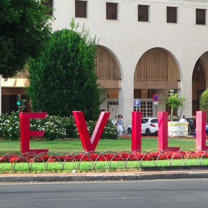 Polémica por turistas que confunden el símbolo de Sevilla con un lazo amarillo