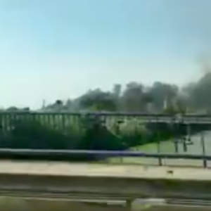 Un incendio provoca una gran columna de humo en Sevilla (fotos y vídeos)