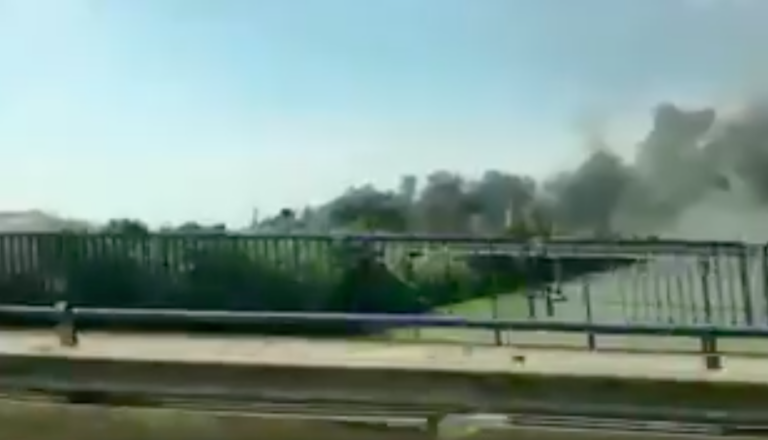 Un incendio provoca una gran columna de humo en Sevilla (fotos y vídeos)