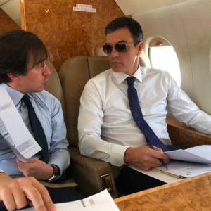 La red explota por unas llamativas fotos de Pedro Sánchez viajando a Bruselas