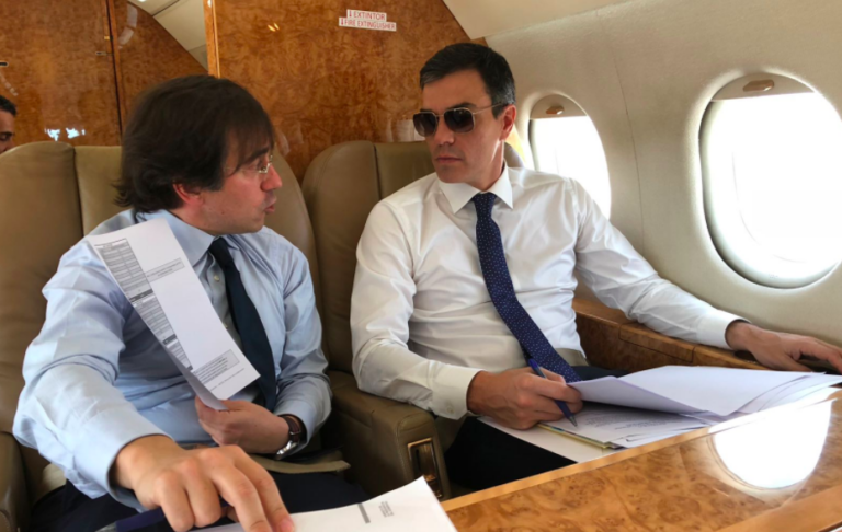 La red explota por unas llamativas fotos de Pedro Sánchez viajando a Bruselas