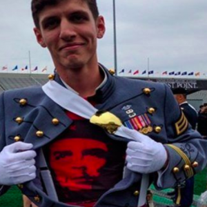 Expulsado del Ejército de EEUU por llevar una camiseta del Che en su graduación