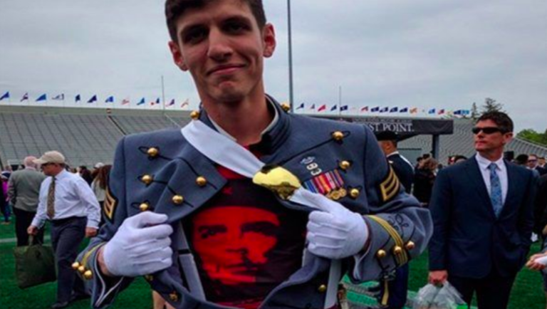 Expulsado del Ejército de EEUU por llevar una camiseta del Che en su graduación