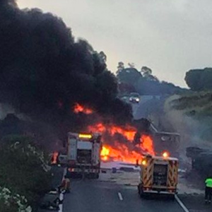 Arde un camión cargado con 20.000 litros de gasóleo en la A-49