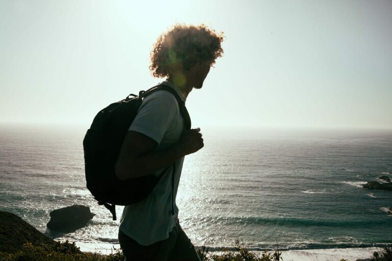 Conoce cuál es la mejor mochila antirrobo para ir a la playa este verano