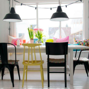 ¿Quién dijo que las sillas de una mesa tienen que ser iguales?