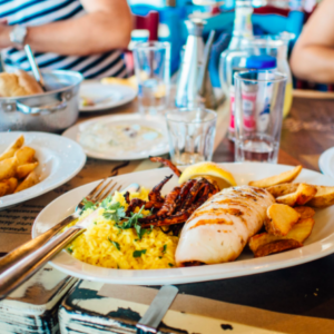 ¿Cómo disfrutar de la comida y mantener en forma durante el verano?