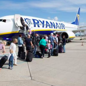 Ryanair cancela 288 vuelos por la huelga de los tripulantes a los que "explota"