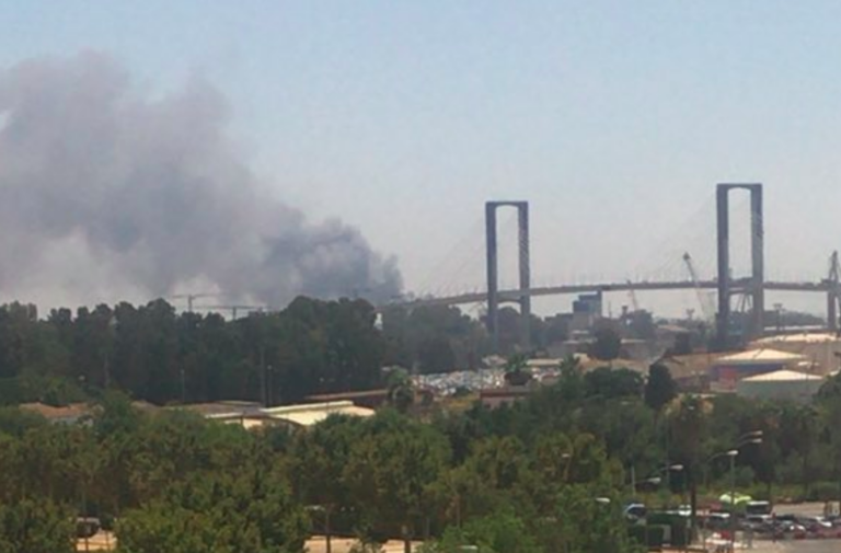 FOTOS: Gran incendio de una chatarrería a las afueras de Sevilla