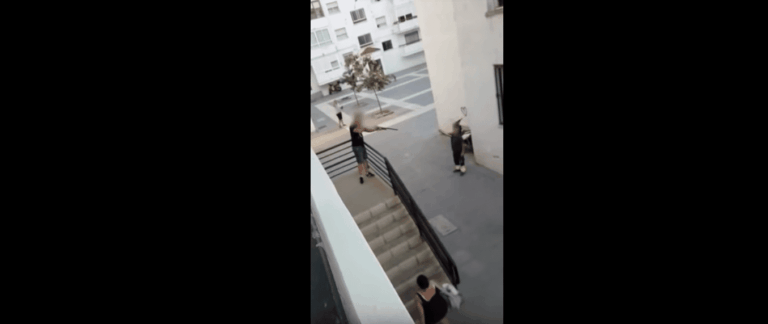 Vídeo: un onubense con una litrona de Cruzcampo intenta mediar en una trifulca que acabó a tiros
