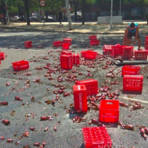 Fotos: un camión que transportaba Cruzcampo pierde su carga en el centro de Sevilla