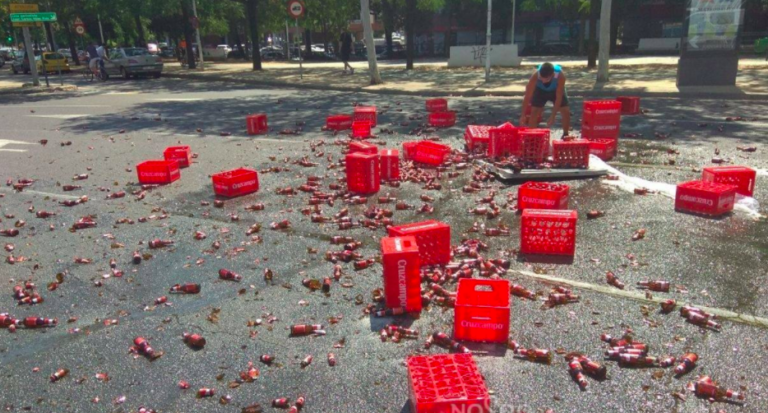 Fotos: un camión que transportaba Cruzcampo pierde su carga en el centro de Sevilla