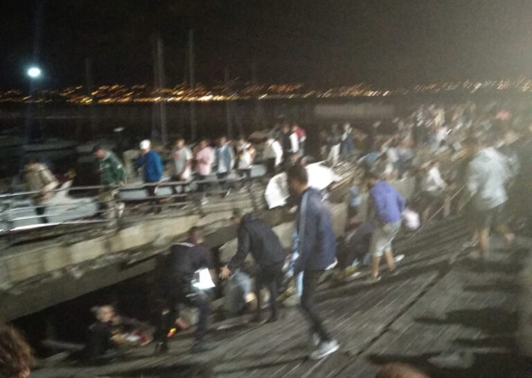 Más de 300 heridos al colapsar una estructura de madera en el puerto de Vigo