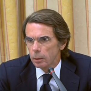 Aznar hace de Aznar en el Congreso pero la realidad le desmiente en varias ocasiones