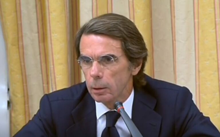 Aznar hace de Aznar en el Congreso pero la realidad le desmiente en varias ocasiones