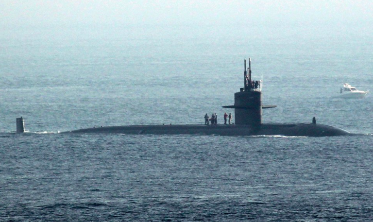 Fotos: ¿Qué cojones hacía otro submarino nuclear estadounidense en Gibraltar?