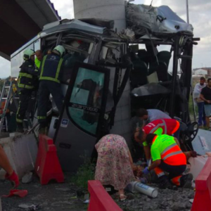 Grave accidente de autobús en Avilés (Asturias)