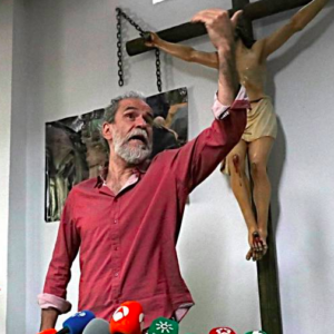 El titular que muestra el absurdo de perseguir a quien se mete con un ente imaginario