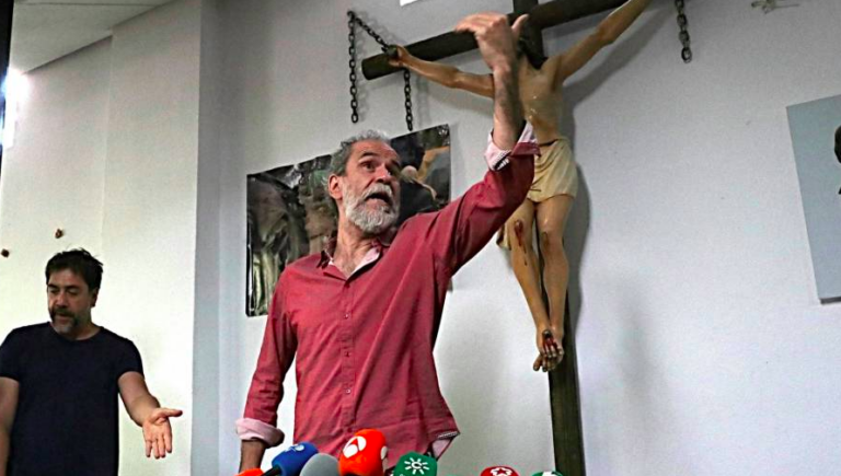 El titular que muestra el absurdo de perseguir a quien se mete con un ente imaginario