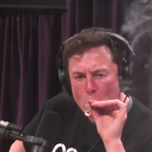 Lo último de Elon Musk: aparece fumando marihuana y las acciones de Tesla se desploman