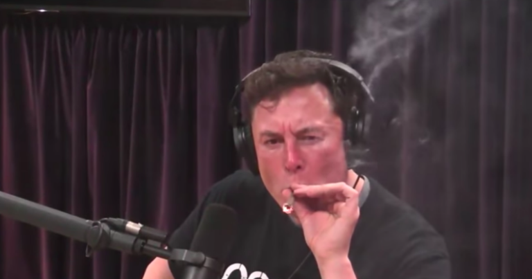 Lo último de Elon Musk: aparece fumando marihuana y las acciones de Tesla se desploman