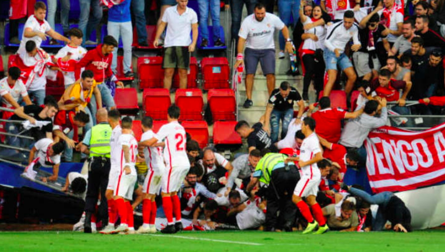 Se vence una valla de Ipurúa mientras los aficionados celebraban un gol del Sevilla FC