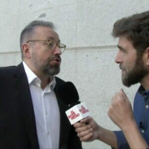 Girauta huye ante las preguntas de Gonzo sobre el CV de Rivera