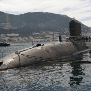 Un submarino nuclear que está para el arrastre atraca en Gibraltar
