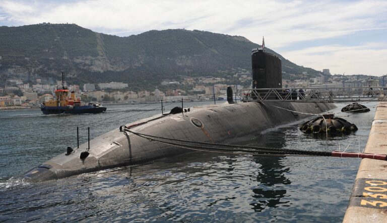 Un submarino nuclear que está para el arrastre atraca en Gibraltar