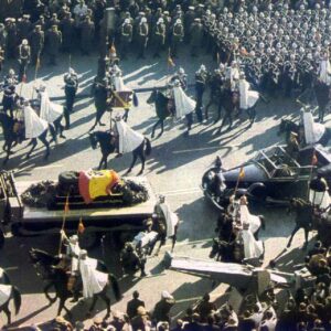 Los Franco exigen honores militares y llevar al dictador a la Almudena