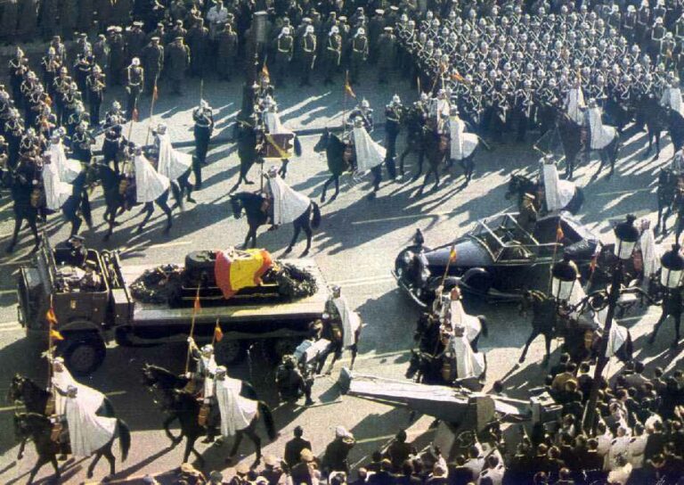 Los Franco exigen honores militares y llevar al dictador a la Almudena