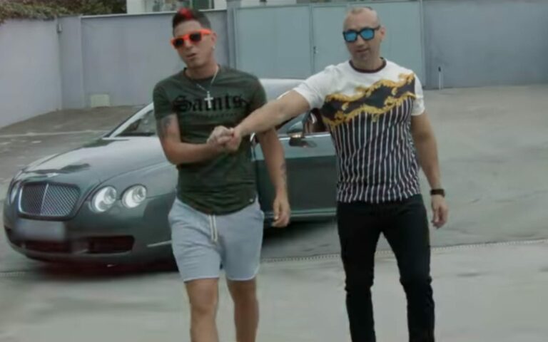 Un capo del narcotráfico se muestra en un videoclip del cantante 'Clase-A'