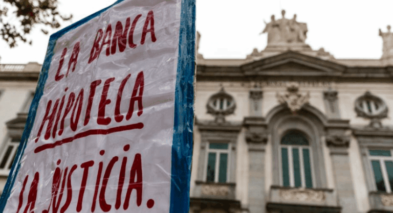 El Tribunal Supremo se arrodilla ante la banca: los clientes tendrán que pagar el impuesto hipotecario