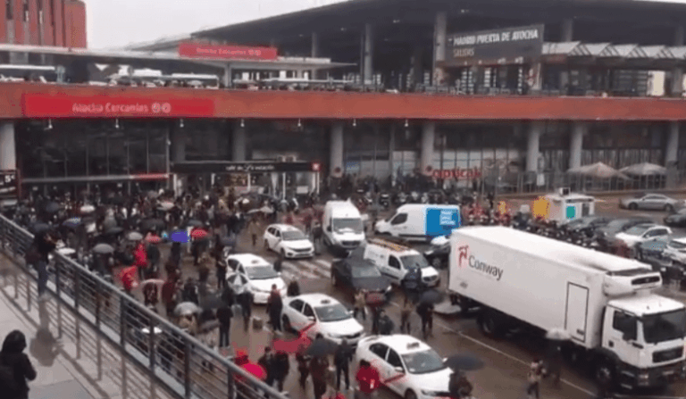 Desalojada la estación de trenes de Atocha de Madrid por una falsa alarma