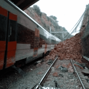 Descarrila un tren de cercanías en Barcelona: al menos un muerto y decenas de heridos