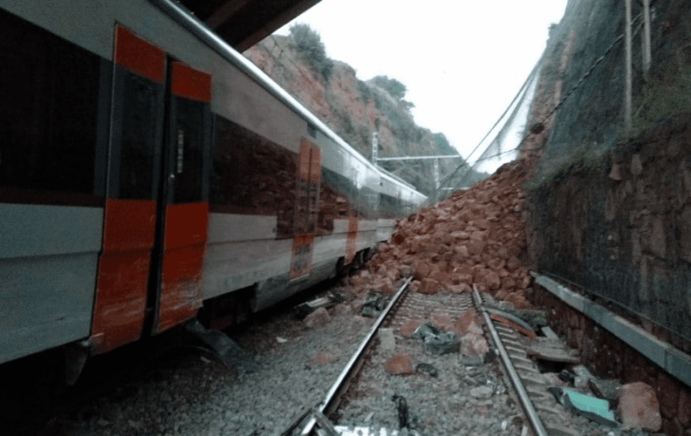 Descarrila un tren de cercanías en Barcelona: al menos un muerto y decenas de heridos