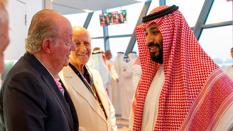 El príncipe saudí Mohammed bin Salman habla con el rey emérito Juan Carlos I en Abu Dabi